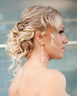 Нежный свадебный макияж с ресничками для серых глаз и собранная свадебная прическа с низким пучком и локонами для блондинки