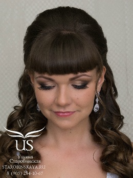 Яркий свадебный макияж Smoky Eyes с накладными ресничками и модная свадебная прическа с голливудскими локонами и чёлкой для тёмно-русых волос