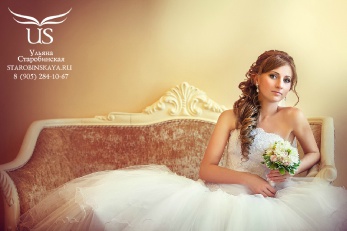 Красивый свадебный макияж Smoky Eye для серых глаз и популярная свадебная греческая прическа с локонами на бок и фатой для рыжих волос