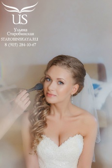 Нежный свадебный макияж с накладными ресничками для серых глаз и греческая свадебная прическа с локонами на бок и фатой для русых волос