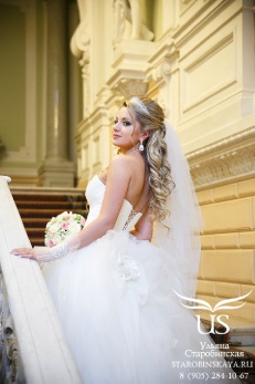 Свадебный макияж Smoky Eyes с накладными ресничками и модная свадебная прическа с голливудскими локонами, диадемой и фатой для блондинки