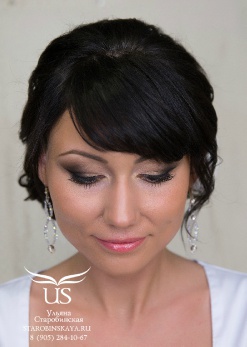 Яркий свадебный макияж Smoky Eyes с накладными ресничками и модная собранная свадебная прическа с низким пучком и чёлкой для брюнетки