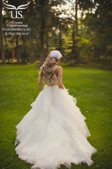 Модная свадебная прическа с голливудскими локонами на длинные волосы и вуалеткой для блондинки