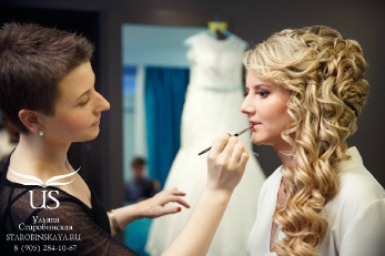 Выразительный свадебный макияж с накладными ресничками и популярная греческая свадебная прическа с кудрями на бок для блондинки.<br />
Свадебный образ для потрясающей невесты Вики