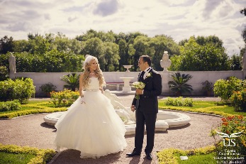 Свадебный макияж и модная свадебная прическа с голливудскими локонами на длинные волосы и вуалеткой для блондинки